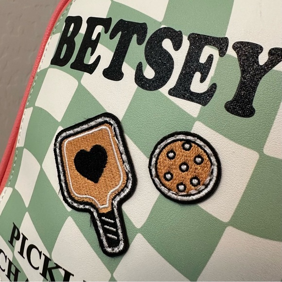 NEW BETSEY JOHNSON PICKLEBALL CHAMPIONSHIP CROSSBODY PADDLE BAG PICKLE ZIP PULL - Picture 2 of 13
